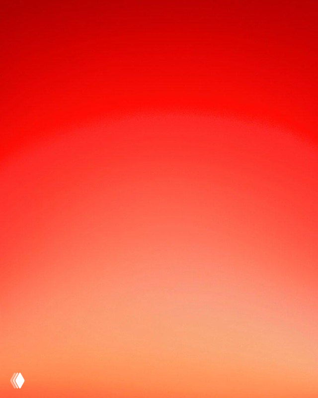 Пастельно‑фиолетовый градиент с едва заметным светлым центром; мягкая текстура неба и плавный тональный переход у Эрика Кахана.