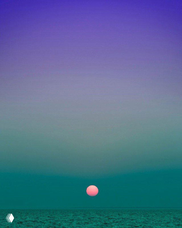 Панорамный кадр моря и неба: морская поверхность снизу и насыщенный зелёно‑бирюзовый градиент вверх; атмосферный снимок от Эрика Кахана.