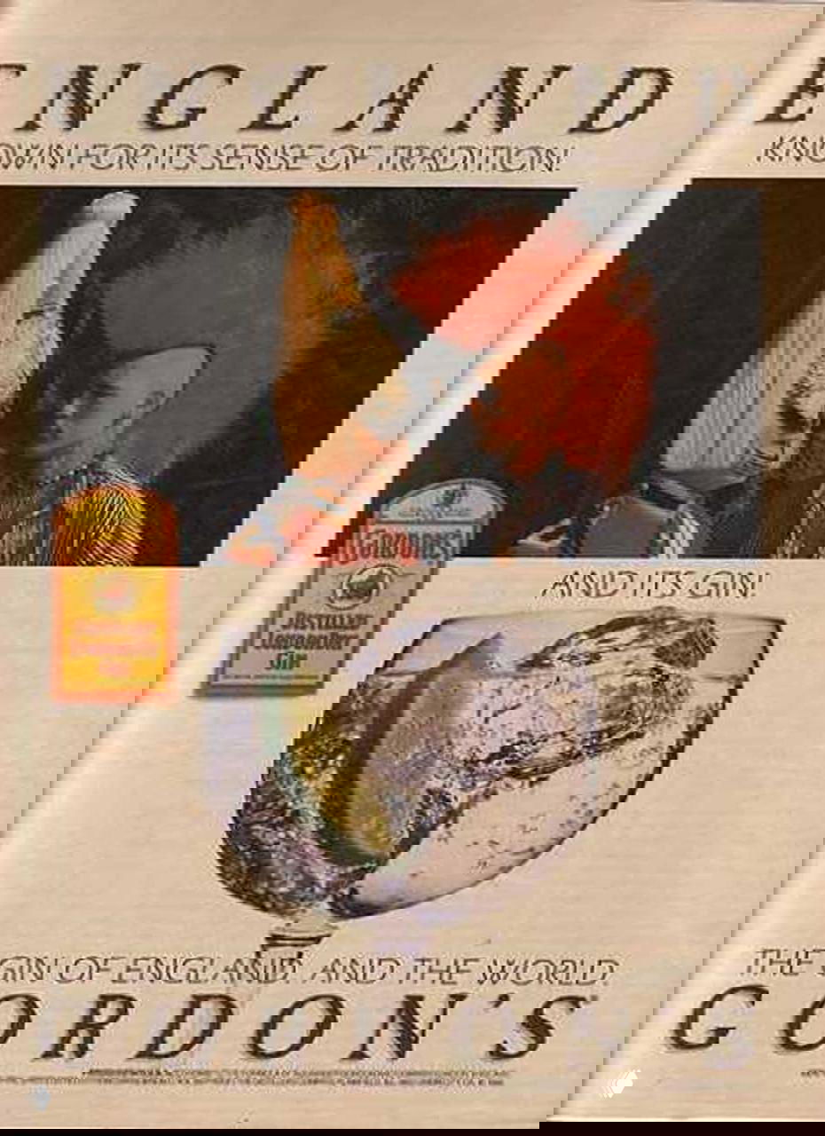 Реклама Gordon's gin с британской темой: солдат‑гвардеец и панк вверху, внизу бокал с льдом и лаймом — стилизация и контраст эпохи.