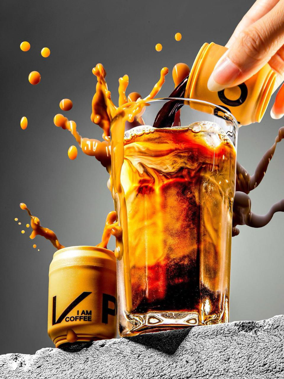 Крупный кадр: миниатюрная жёлтая баночка David’s Choice льёт эспрессо в высокий стакан, мощный эффект брызг, высокий цветовой контраст и акцент на логотипе ✓.