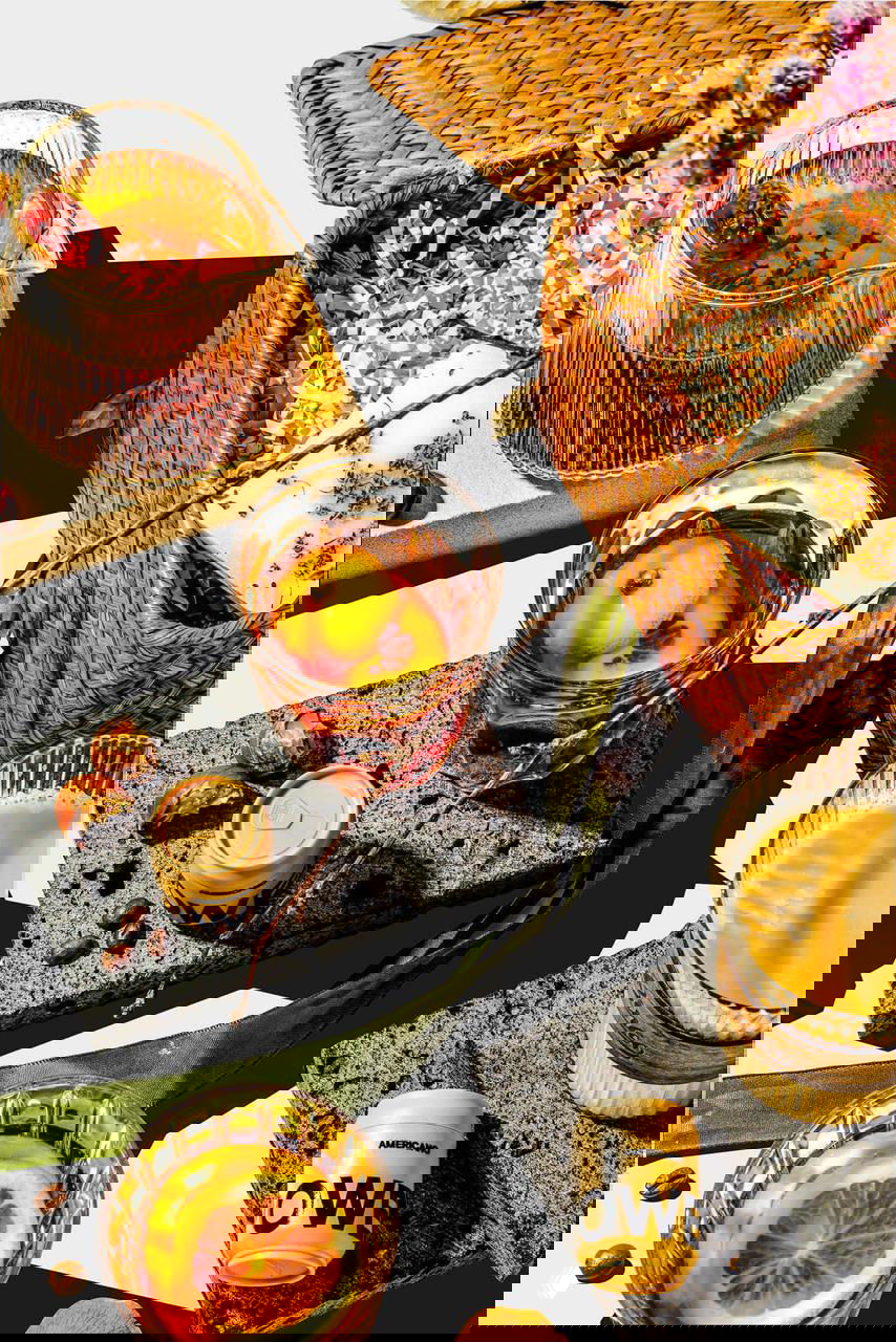 Флэтлей: несколько мини-баночек David’s Choice рядом с напитками и десертом, текстурные подложки, яркая палитра, крупная типографика и стилизованный свет.