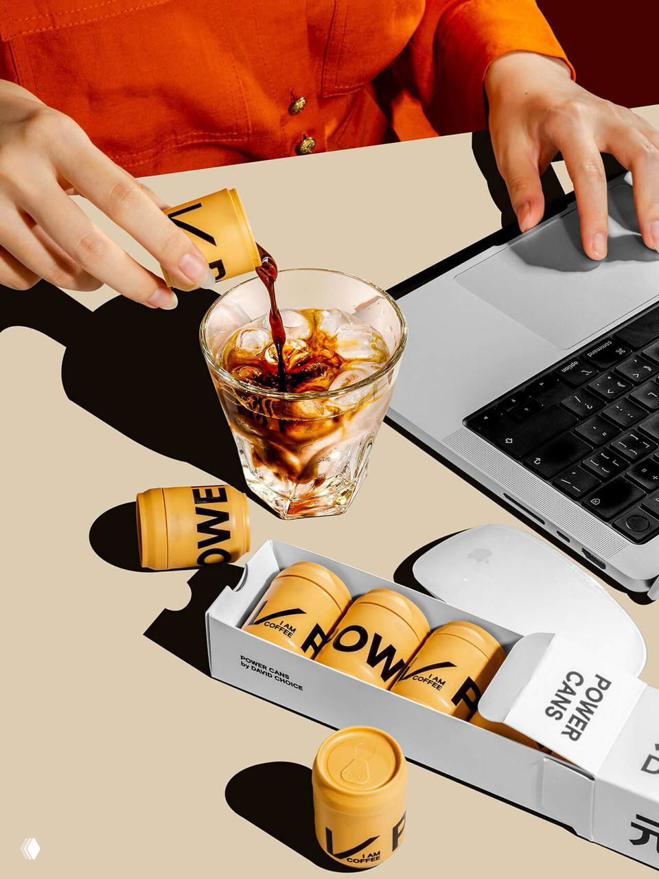 Рабочая сцена: мини-баночка David’s Choice рядом с ноутбуком и коробкой в кадре, наливание эспрессо в стакан со льдом, тёплая цветовая гамма и стилизованная композиция для брендинга.