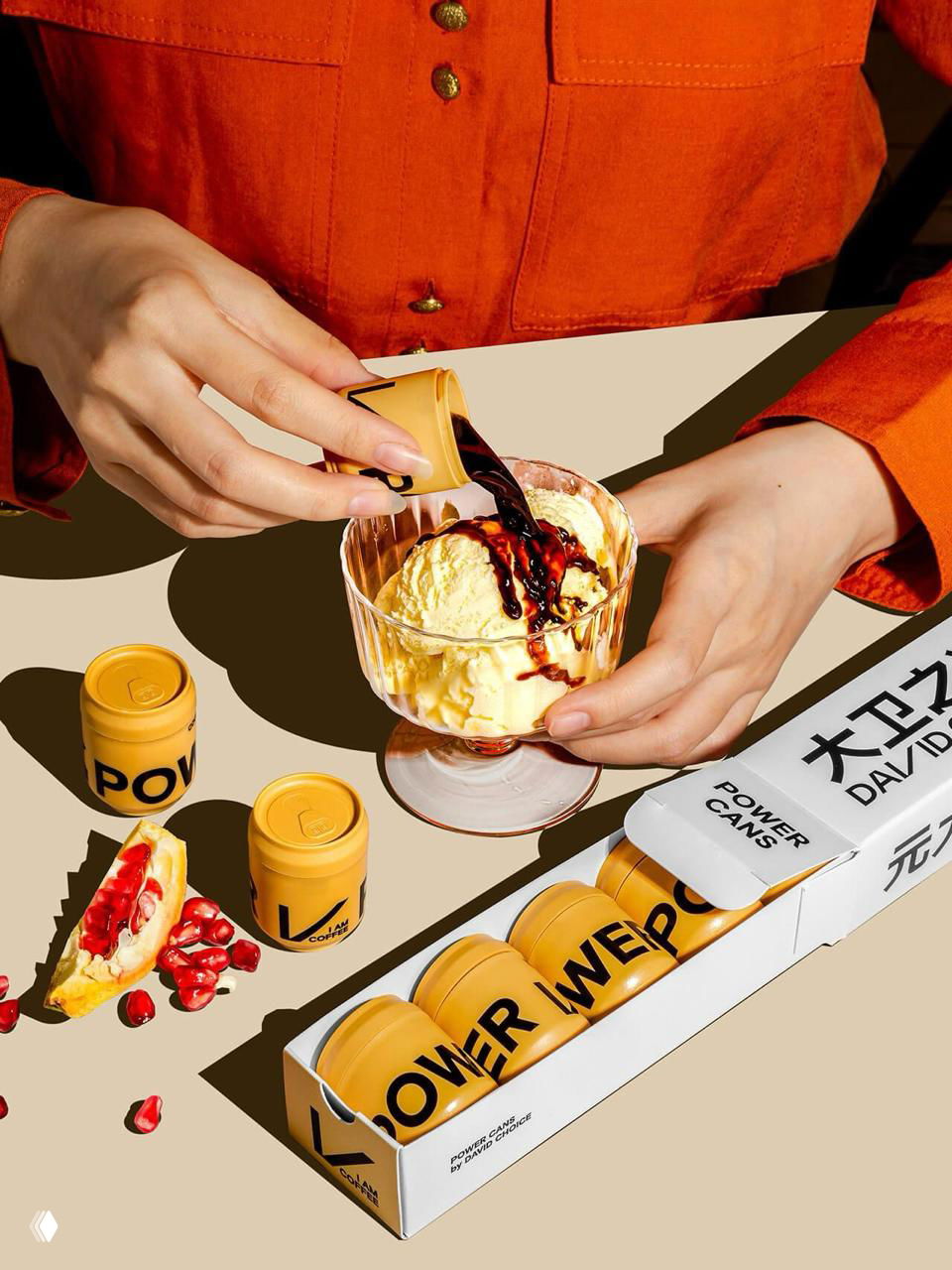 Десертная сцена: мини-баночка David’s Choice льёт эспрессо поверх мороженого, рядом коробка и зерна, натюрморт подчёркивает визуальную игру упаковки и типографику бренда.