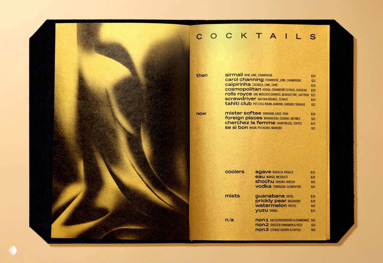 Разворот меню с золотыми страницами и крошечным набором коктейлей; бархатистая текстура изображений и минималистичная верстка.