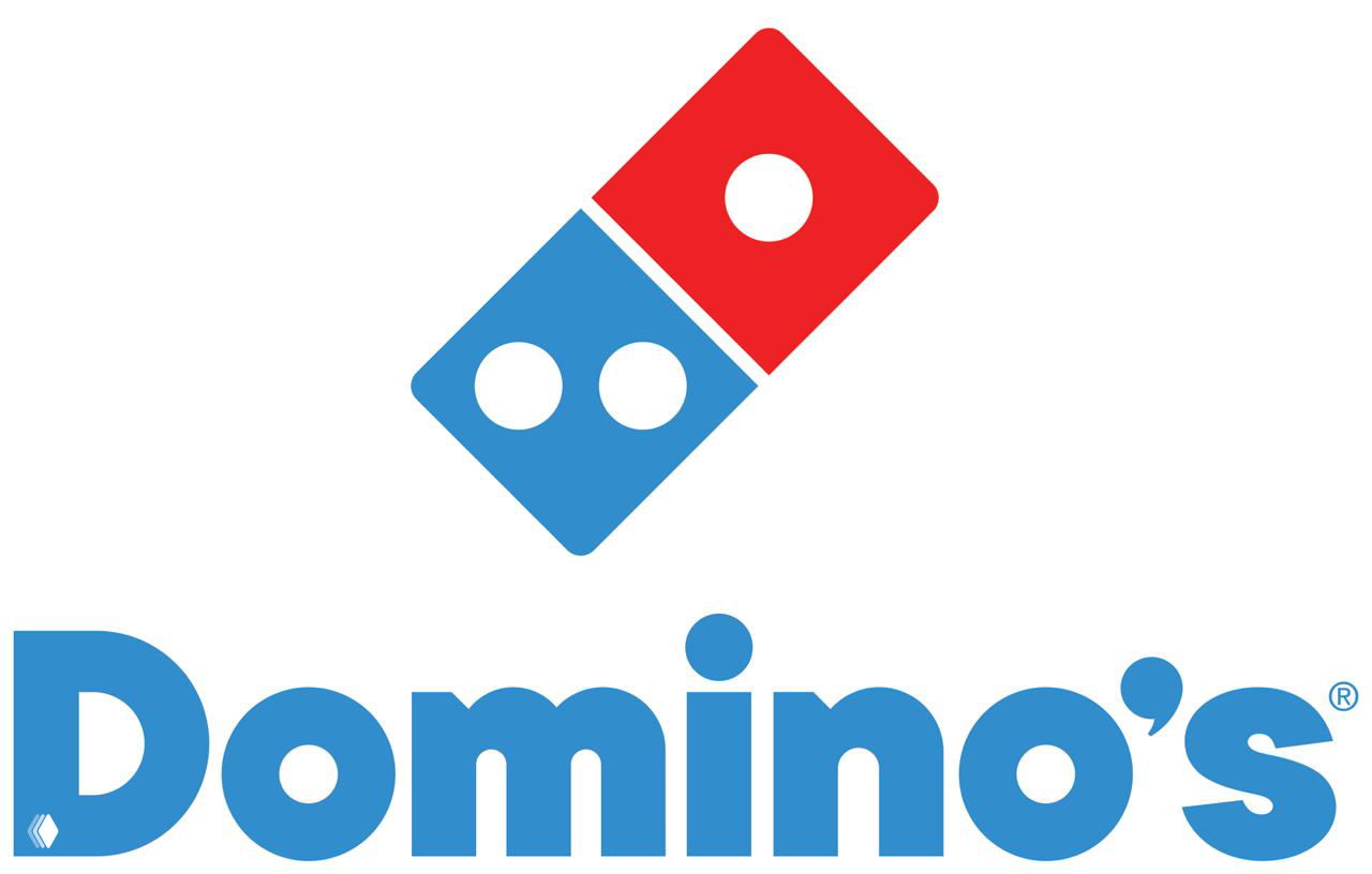 Логотип Domino’s крупным планом: упрощённая диагональная домино‑плашка и словообразование в крупном простом шрифте на белом фоне.