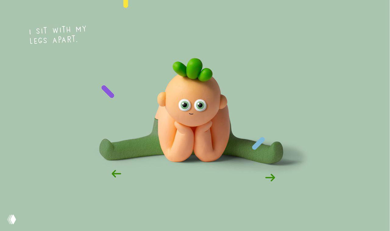 Глиняный персонаж сидит в растяжке на пастельно-зелёном фоне; большие выразительные глаза, мягкие формы, иллюстрация показывает положение ног и рук для малыша.