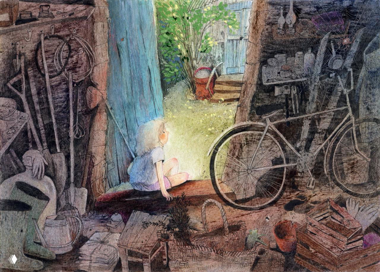 Вид изнутри сарая: ребёнок на пороге смотрит в сад, рядом велосипед и садовый инвентарь, контраст тёплого света двора и холодных теней внутри.