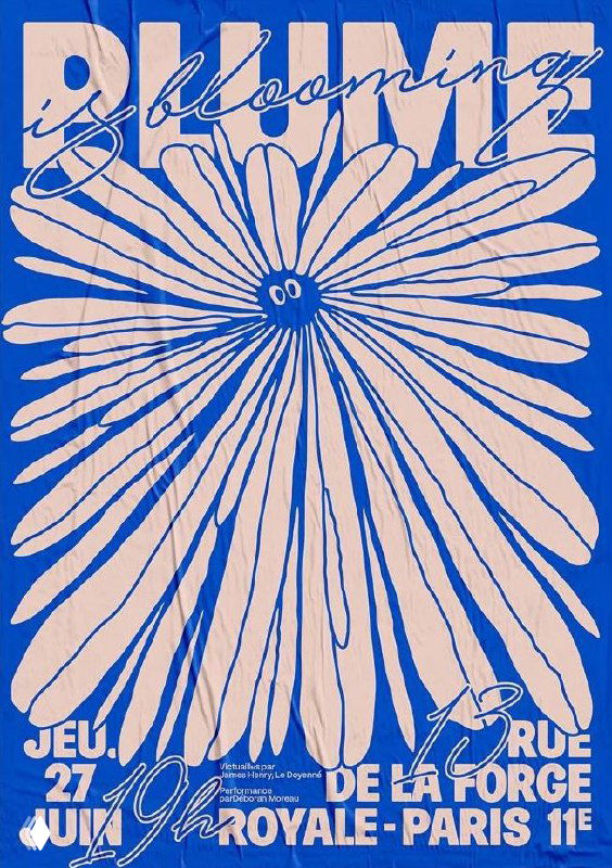 Яркий синий постер с крупной графикой цветка и пастельными формами, видна текстовая анонсная информация и характерные складки бумаги.