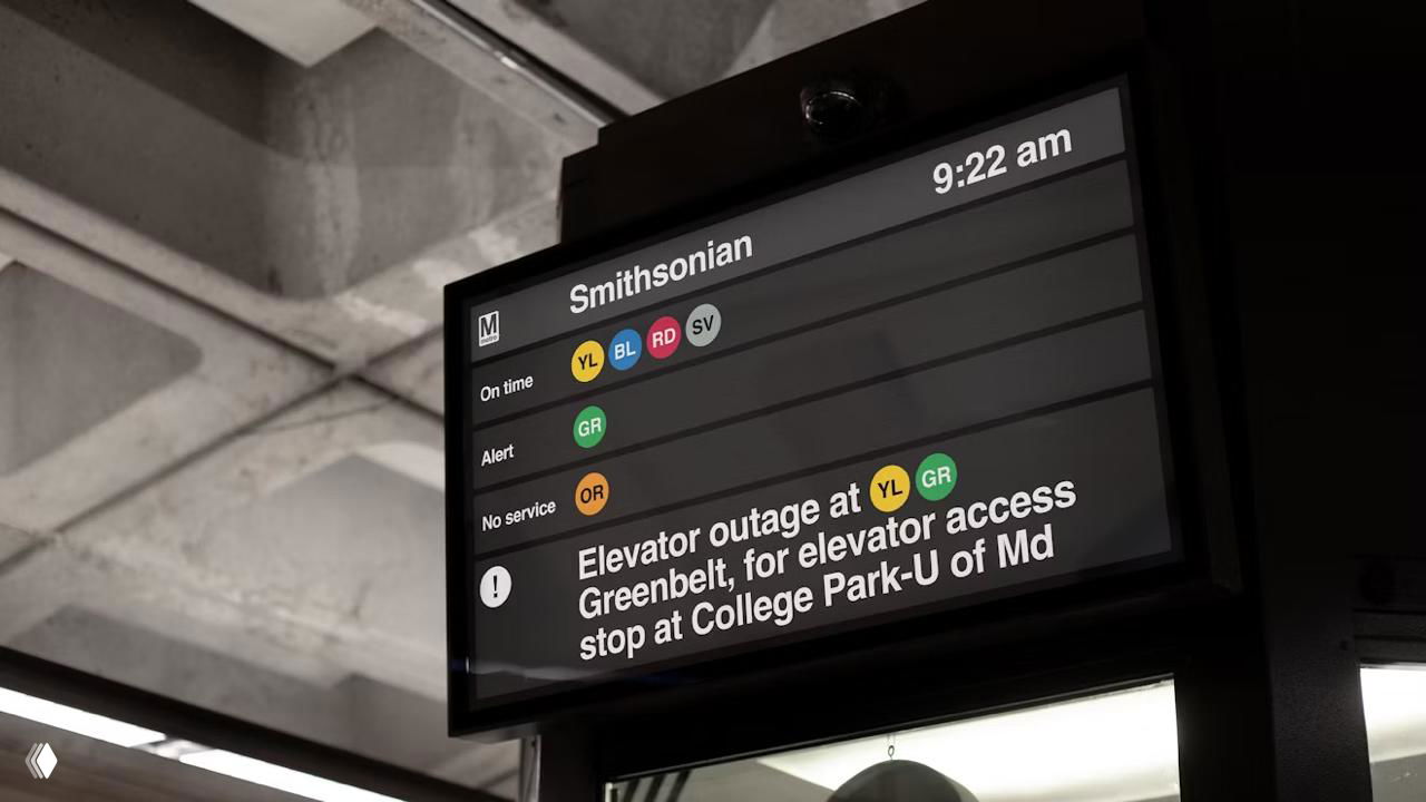 Навигационное табло над платформой с сообщением об отключении лифта и индикацией линий — крупный план информационного баннера.