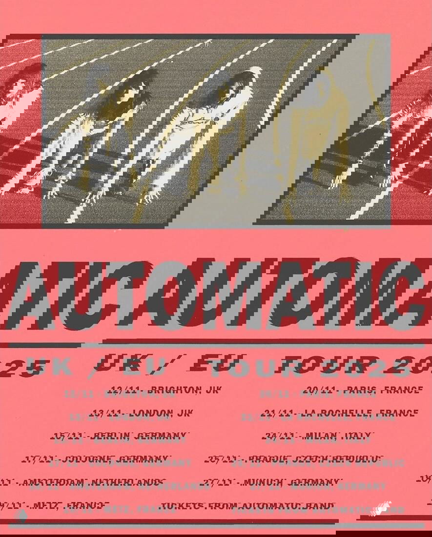 Розовый постер «AUTOMATIC» с чёрно‑белой фотографией бегущих людей в верхней части и списком городов тура внизу.