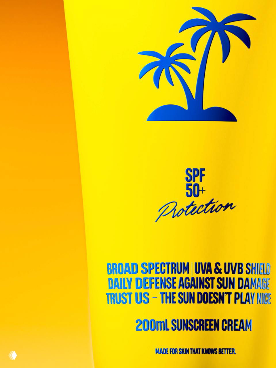 Крупный план синего силуэта пальм и маркировки SPF 50+ на ярко-жёлтой упаковке крема Solinday, детали текста и типографики.