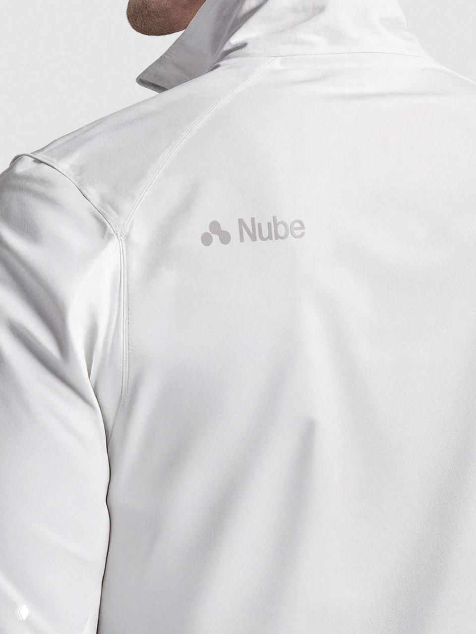 Белая куртка с отпечатанным небольшим логотипом Nube на спине — пример применения фирменного знака в одежде сотрудников или мерчендайза.