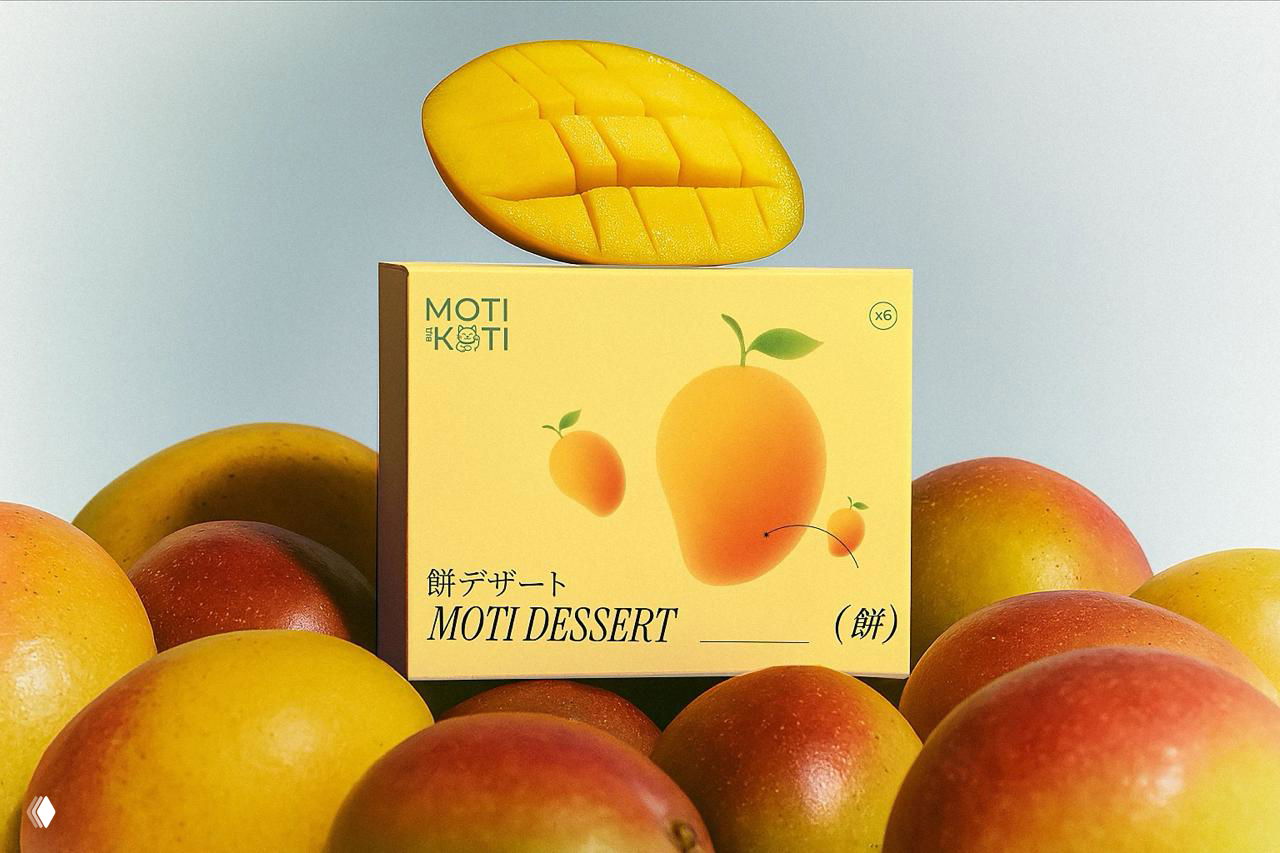 Коробка MOTI DESSERT с иллюстрацией манго среди множества спелых манго: крупный план упаковки и насыщенные тёплые цвета на рекламной фотографии