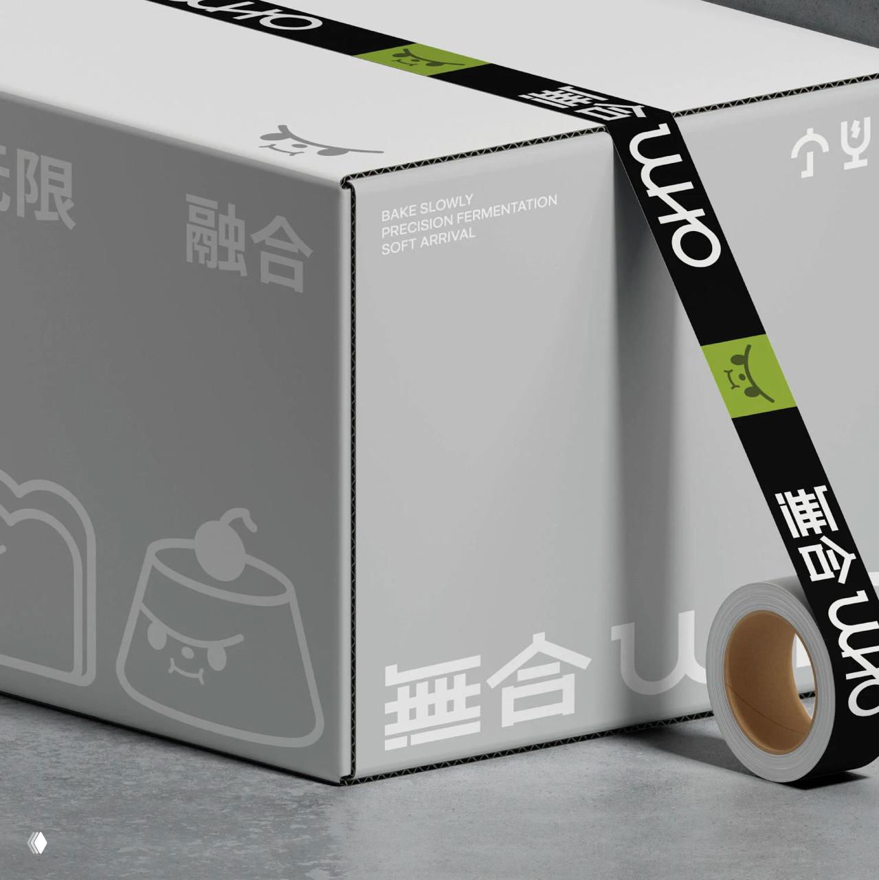 Крупный план серо‑белой картонной коробки и брендированного скотча с китайскими и латинскими надписями и зелёными акцентами.
