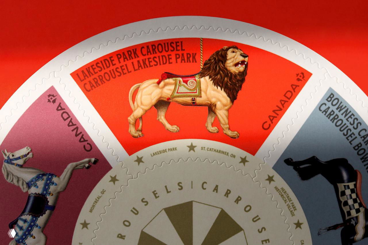 Крупный план круглой композиции марок: сегменты с изображением льва и элементов карусели на красочном фоне, винтажная типографика.