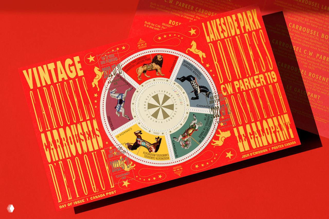 Развёрнутые листы марок формируют круги с разноцветными секторами и иллюстрациями лошадей, снятые в студийном свете на красном фоне.