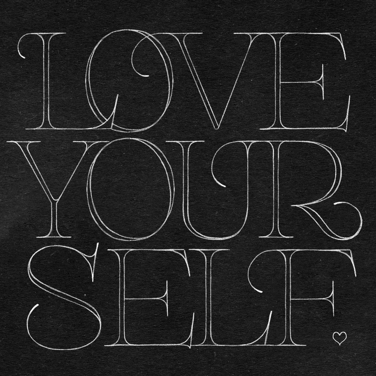Тонкий контурный леттеринг на тёмном фоне с крупной надписью «LOVE YOURSELF», элегантные вытянутые буквы, утончённые засечки и маленькое сердце.
