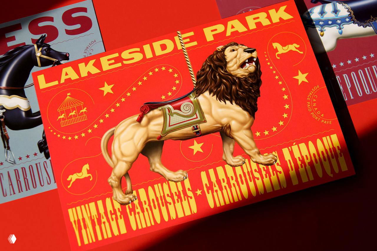 Обложка набора марок с золотистой типографикой и большой иллюстрацией льва в центре на насыщенно-красном фоне.