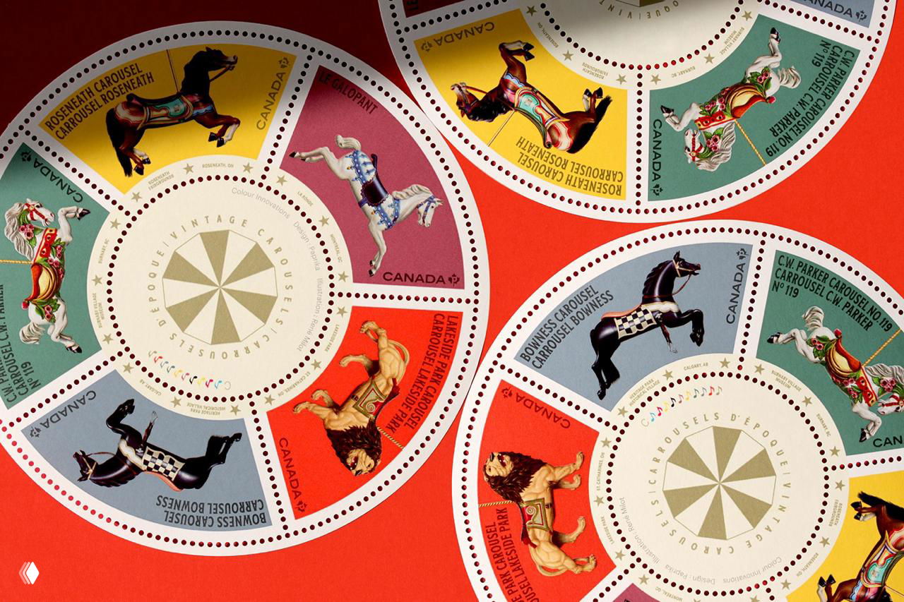 Три упаковки марок, поставленные рядом; на каждой яркая обложка с текстом "Vintage Carousels" и графикой лошади в прыжке.