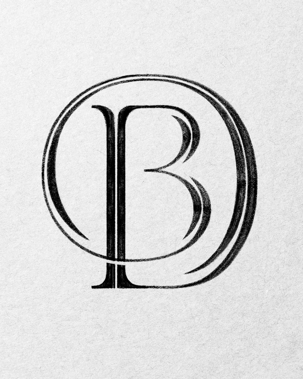 Монограмма или эмблемный знак с буквой «B», окружённой округлой формой; тонкие внутренние штрихи и зернистая фактура эскиза на бумаге.