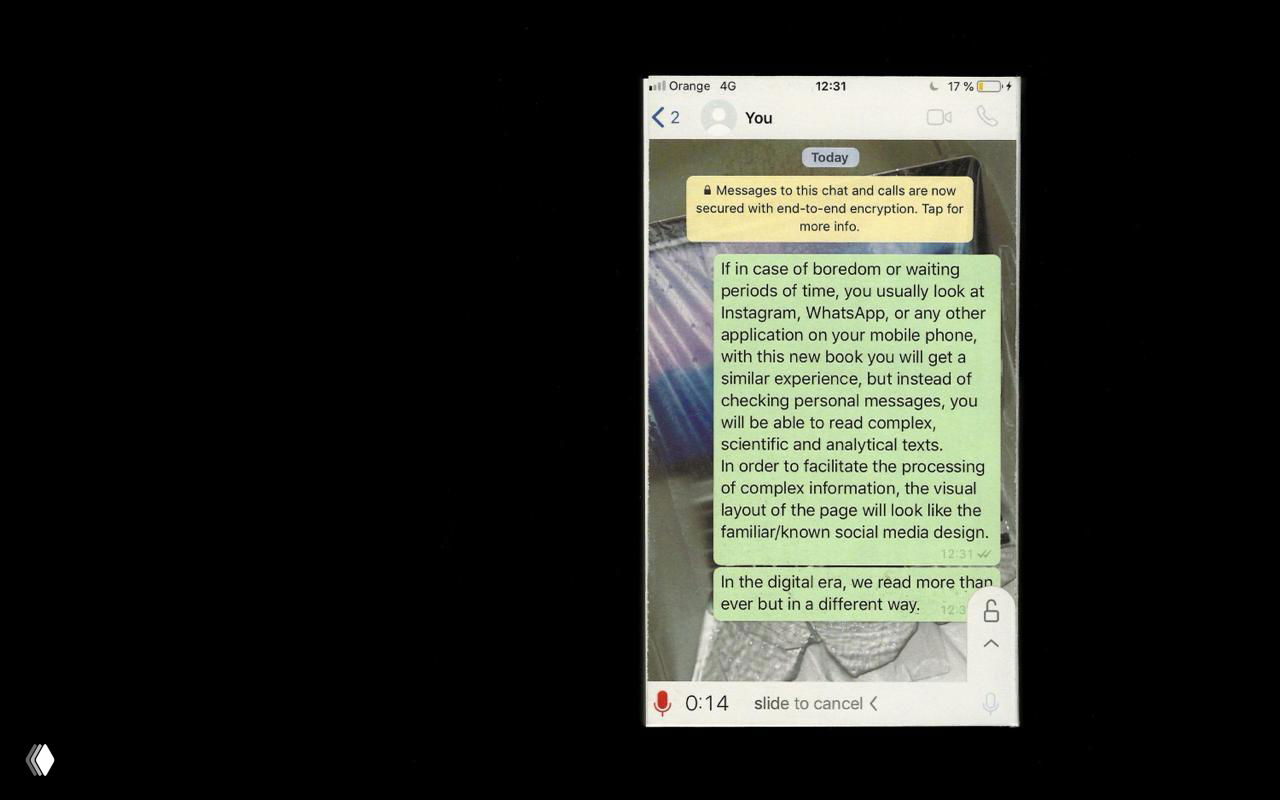 Разворот книги с имитацией экрана мессенджера: блоки текста как сообщения WhatsApp, интерфейс чата и индикаторы в верхней части экрана.