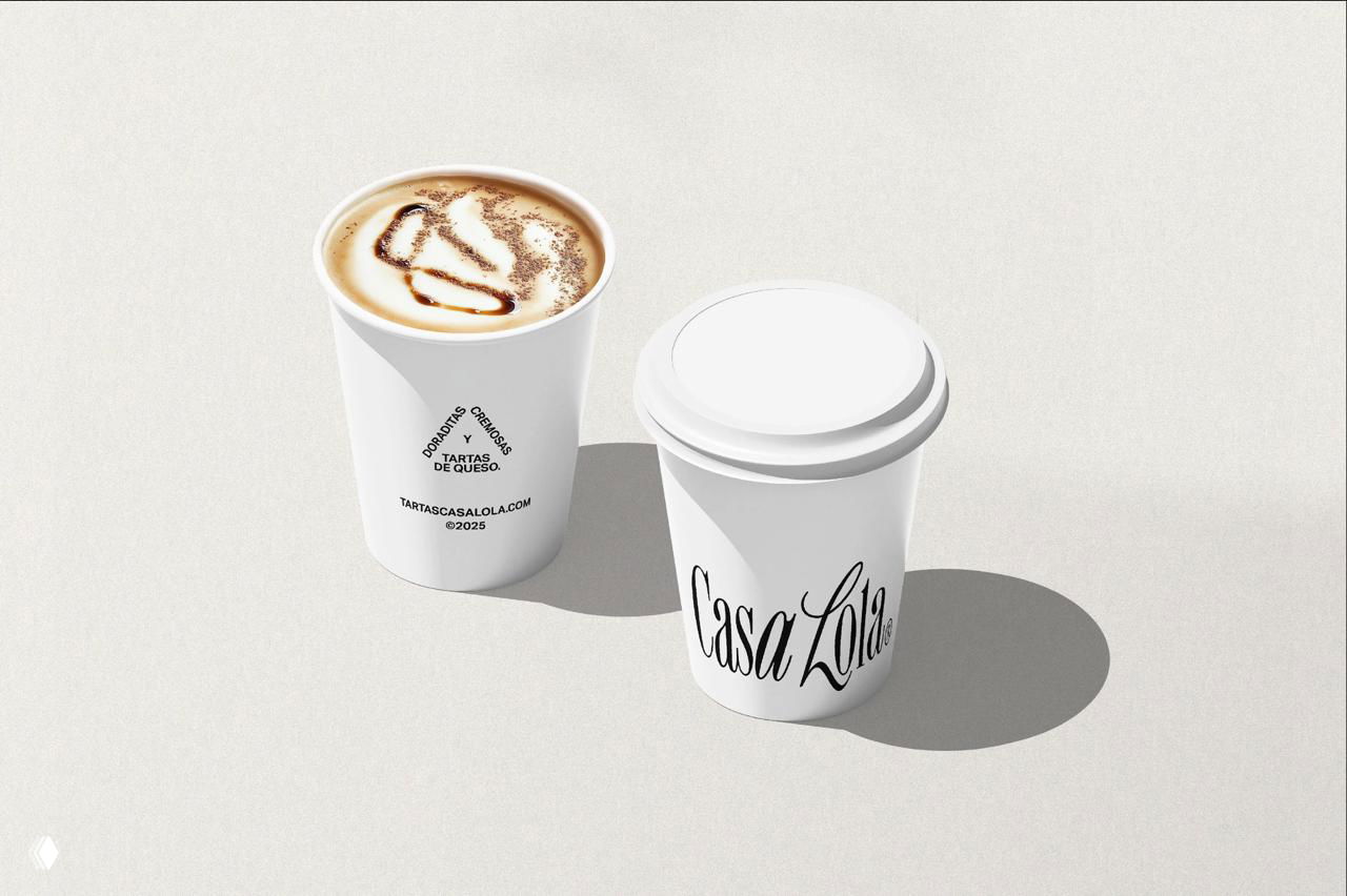 Две белые бумажные чашки с кофе, на одной — логотип Casa Lola; минималистичное оформление упаковки и мягкая тень на светлом фоне