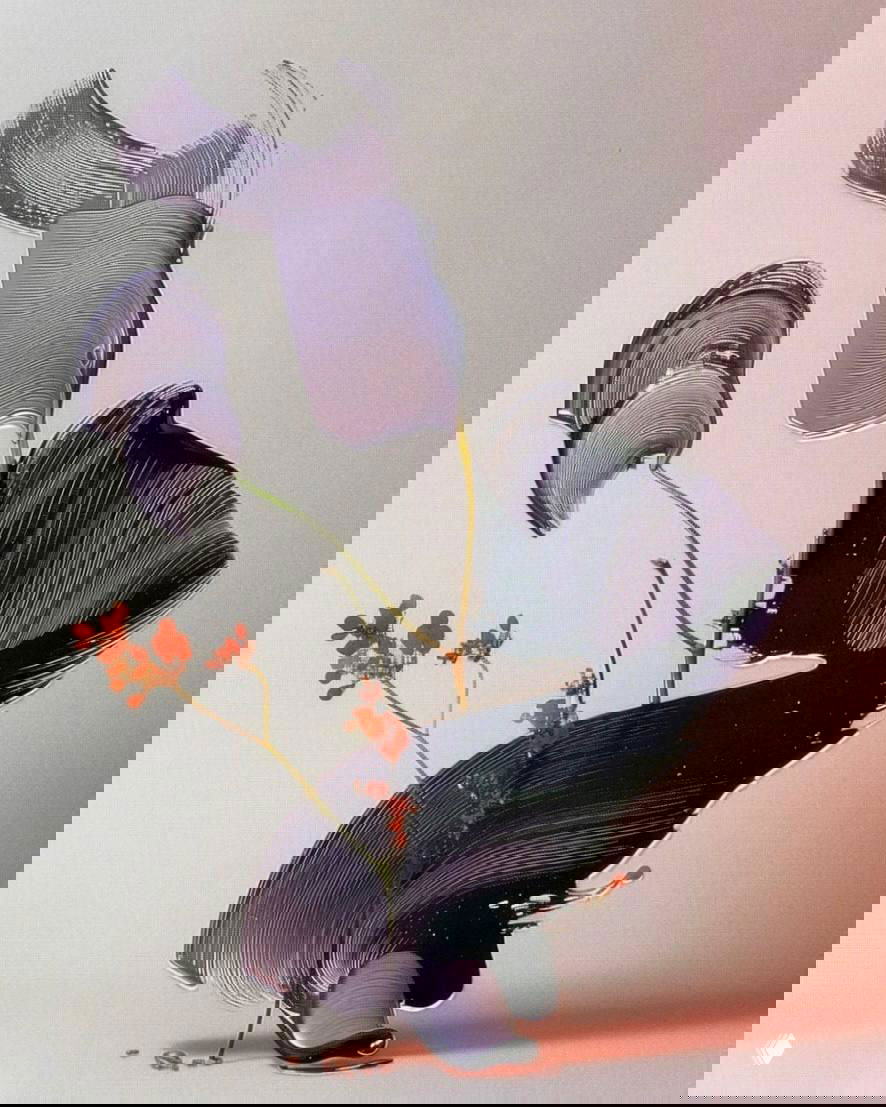 Тонкая композиция с растением и крупными кистевыми штрихами: 3D-рендер Андерса Браш-Виллумсена, сочетание флоры и имитации мазка.