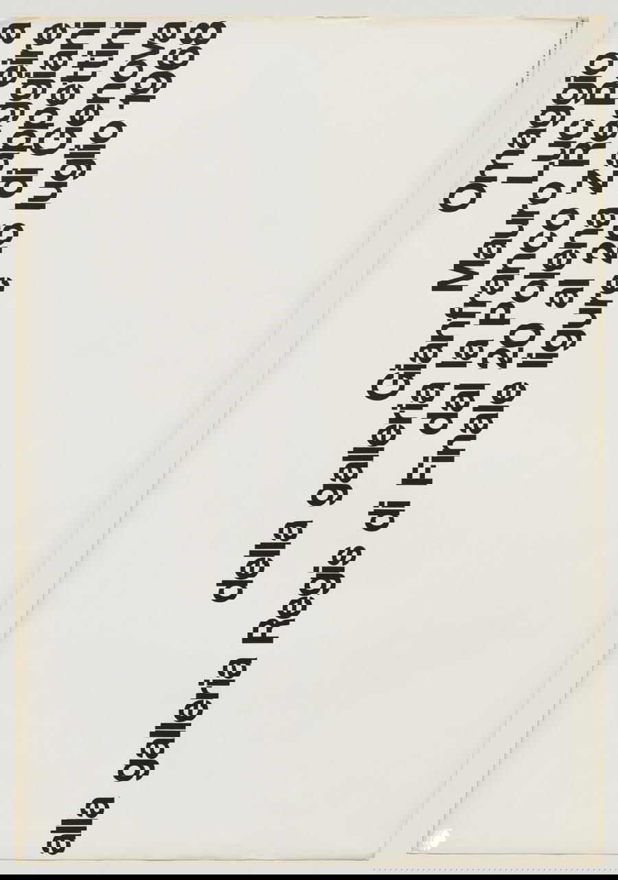 Вертикальный плакат с крупным наклонным текстом по краю — типографический модуль, использующий ориентацию и ритм строк как композиционный приём.