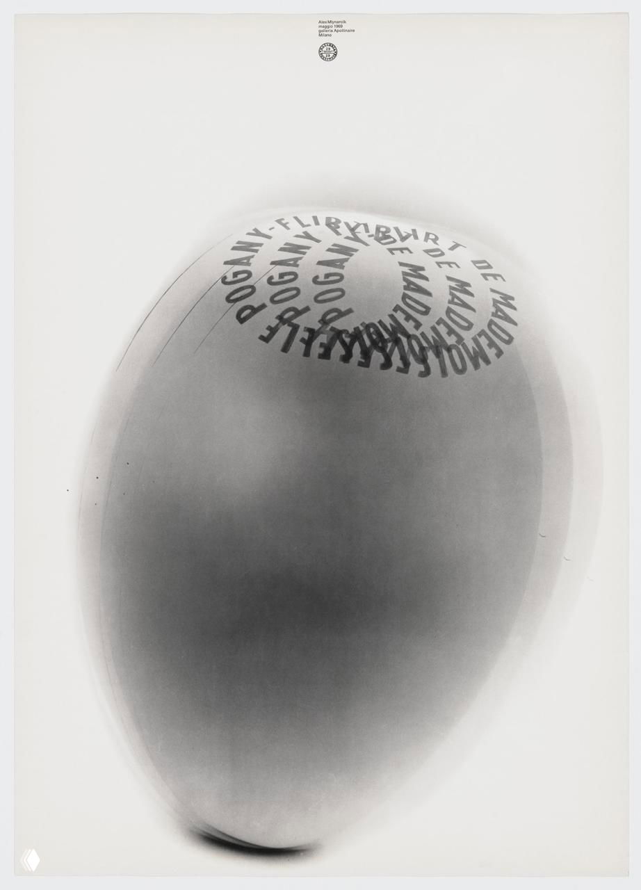 Плакат с размытым тёмным овальным пятном и спиральной типографией в верхней части — тонкая работа с градацией и формой.