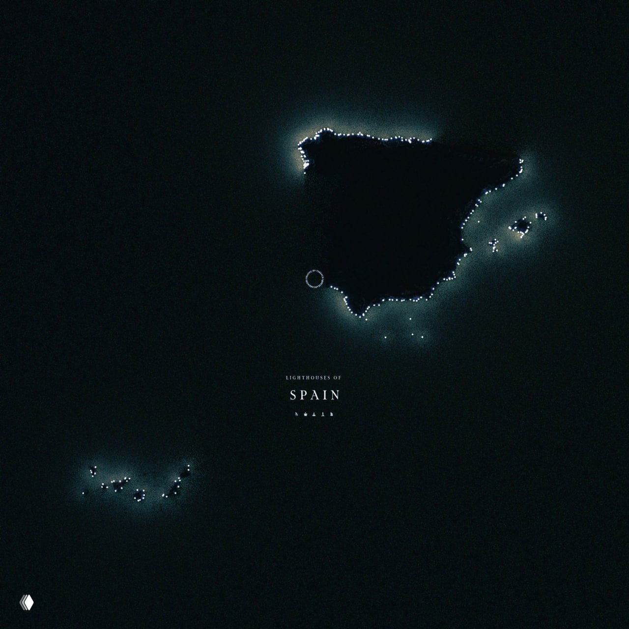 Ночная картографическая визуализация Испании: тёмный силуэт суши и мерцающие точками маяки вдоль береговой линии, подчёркнуты свечение и море.