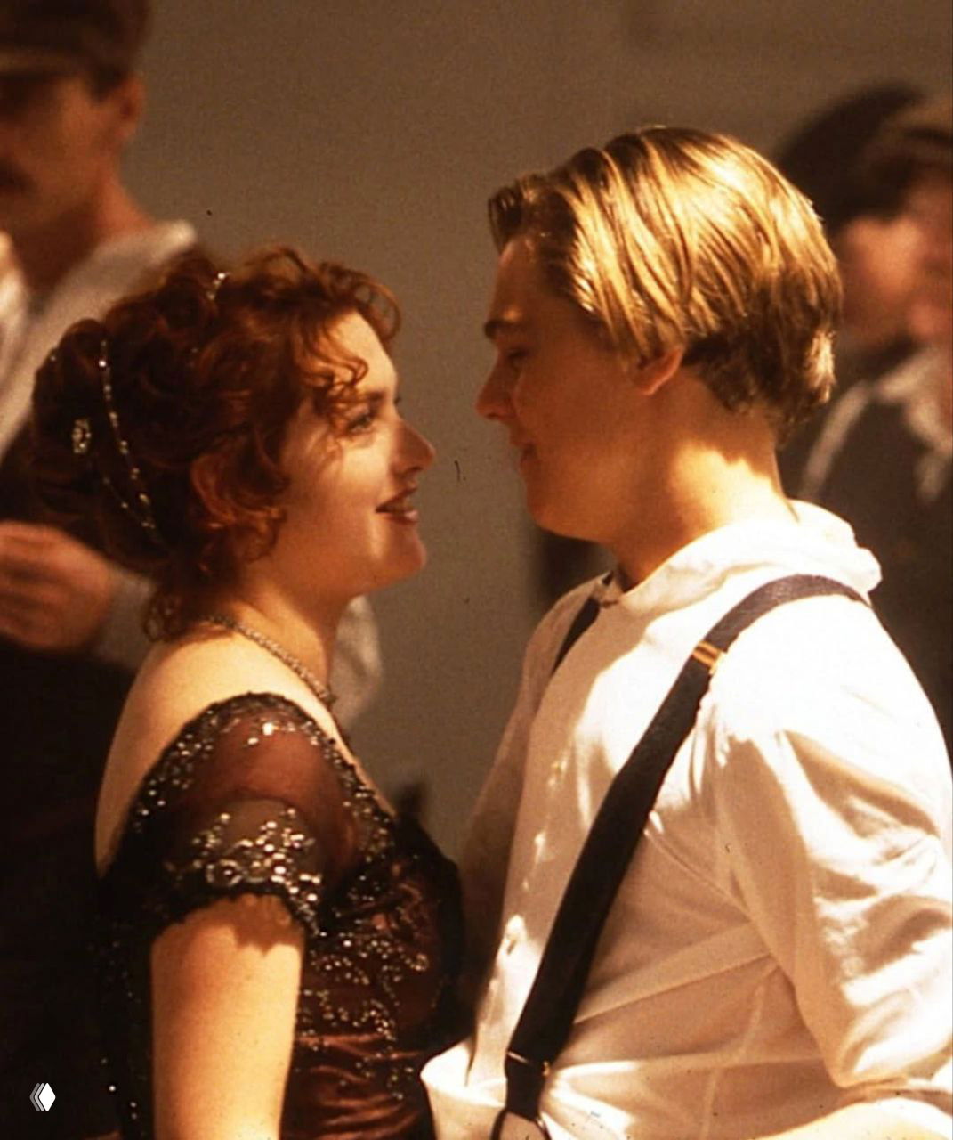 Романтическая сцена на борту: Леонардо и Кейт на поручне корабля, подготовка и эмоции перед финальными дублями.