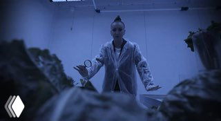 Ольга Бузова в защитном халате среди растений в учебной лаборатории — кадр из новых выпусков о аграрном образовании.