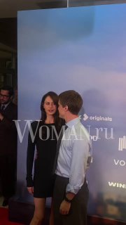 Фотография Ивана Янковского на красной дорожке или презентации рядом с плакатом проекта, официальный фестивальный или премиальный контекст.