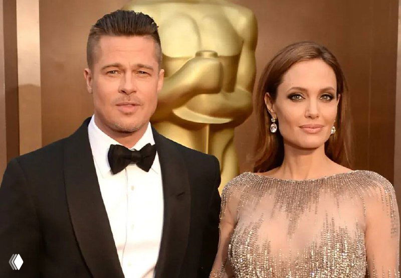 Портретные фото Брэда Питта и Анджелины Джоли рядом на красной дорожке; изображение с цифровыми искажениями и артефактами, кадр из медиа.