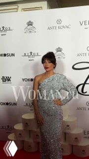 Екатерина Волкова в сверкающем серебристом платье позирует на красной дорожке у бренд-волла на церемонии OK! Awards.