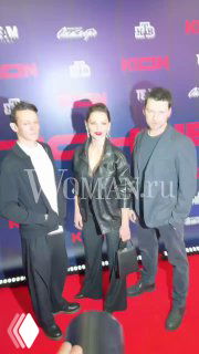 Даниил Страхов, Лиза Боярская и Сергей Гилев на красной дорожке у бренд-волла с логотипами; фотография с водяным знаком Woman.ru