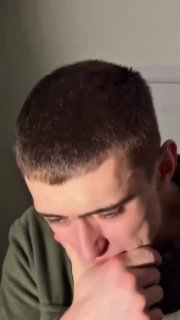 Крупный план молодого мужчины, задумчиво прикрывающего рот рукой — кадр из вирусного ролика под новую композицию на основе стихотворения Есенина.