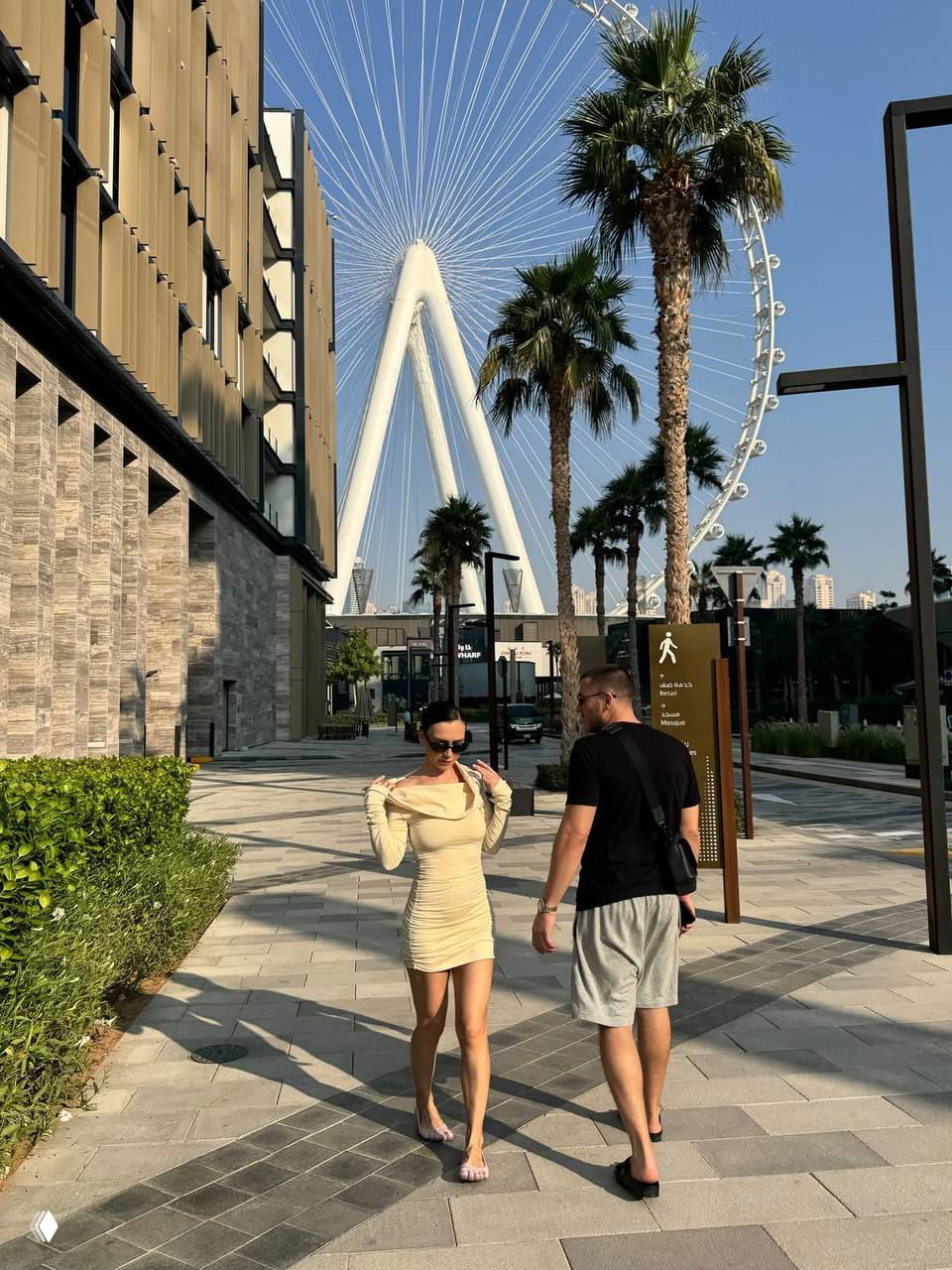 Крупный селфи-портрет Оли Серябкиной в очках в номере отеля; певица наклонилась к камере, видны элементы интерьера и светильники на потолке.