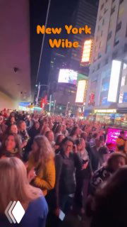 Большая толпа фанаток в Таймс-сквер, Нью‑Йорк, люди держат телефоны и снимают, уличная ночная сцена во время концерта Валерия Меладзе