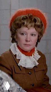 Молодой портрет женщины с короткой светлой причёской и лёгким макияжем, улыбка и мягкий взгляд — архивный кадр из ранних лет карьеры.