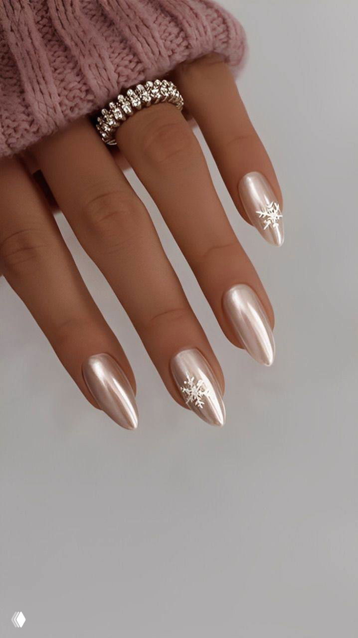 Перламутровый маникюр с лёгким снежным декором и тонкими звездочками — зимний вариант, сочетающийся с вечерним образом и украшениями.