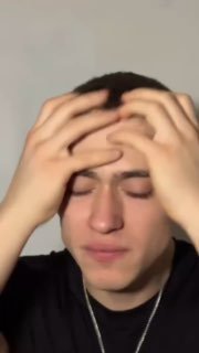 Молодой мужчина с руками на голове, выражение лица напряжённое — ещё один фрагмент из серии коротких видеороликов под вирусный трек на основе стихотворения.