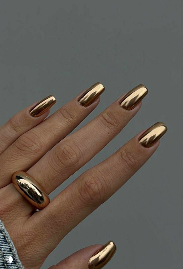 Золотой хром и зеркальные покрытия на удлинённых ногтях, подчёркивающие праздничность образа и эффект металлика в новогоднем маникюре 2026.