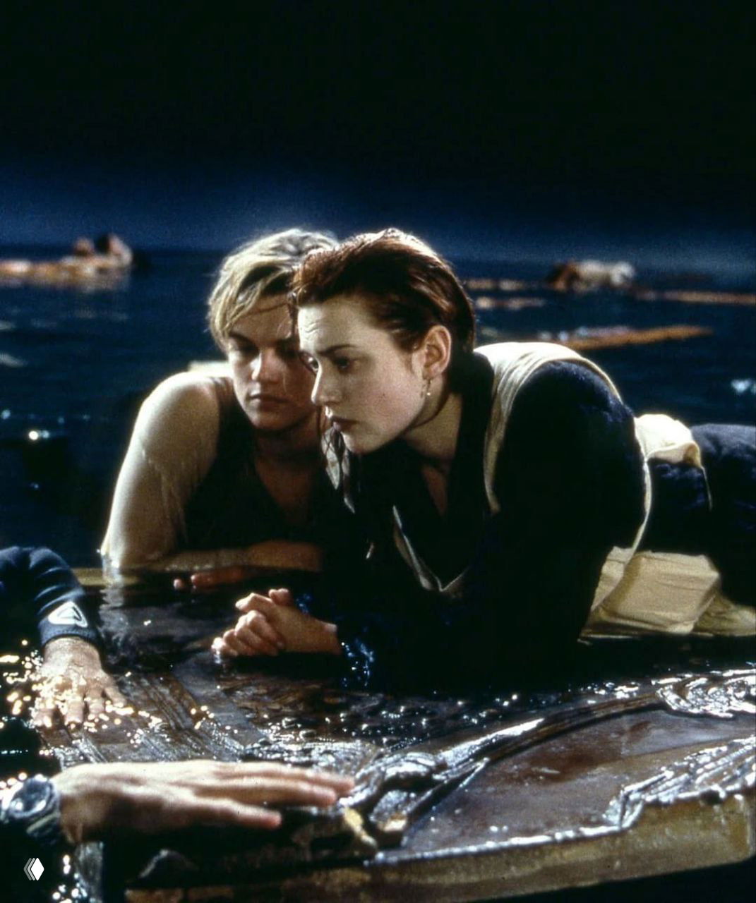 Танцевальная сцена: Леонардо ДиКаприо и Кейт Уинслет во время репетиции бального эпизода на фоне массовки и декораций.