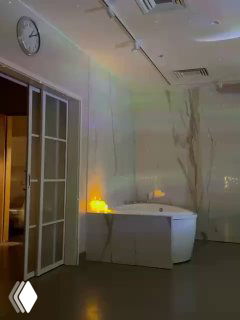 Интерьер палаты или процедурной комнаты в роддоме: ванна, мягкое освещение и уютная подсветка — атмосфера после выписки.