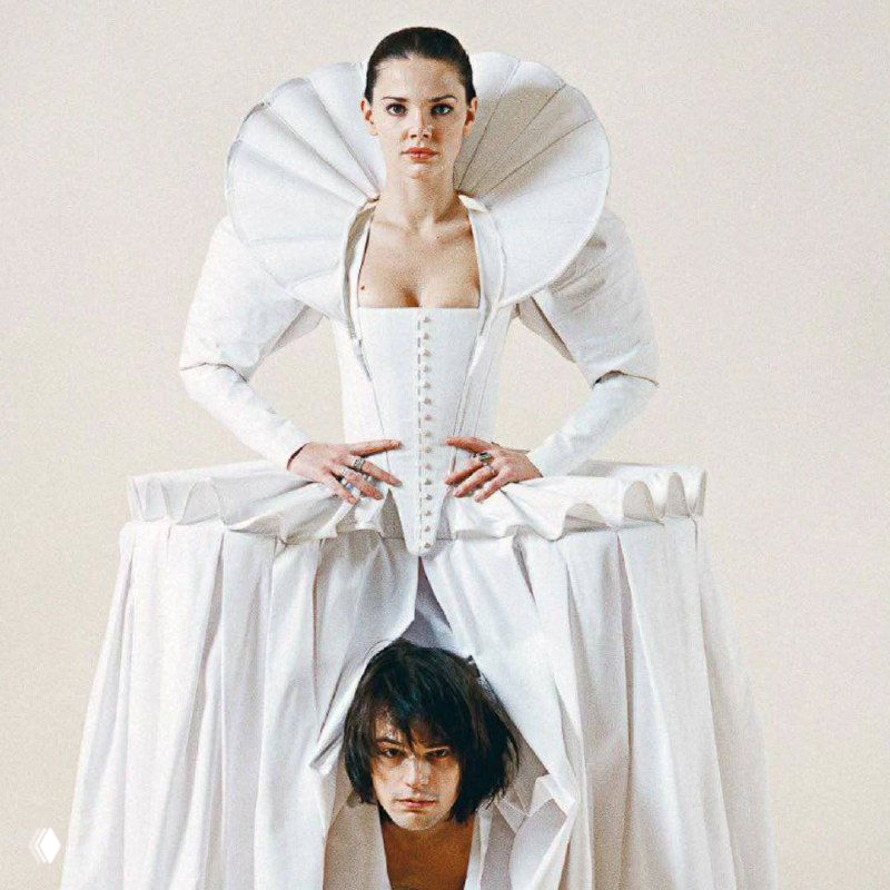 Черно‑белый архивный портретный эпизод: герои в платьях и пиджаках, художественная постановка для модного разворота журнала.