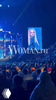 Зрительный зал и сценическая проекция Ларисы Долиной на «Песня года 2025», кадр выступления с видимым залом и экраном