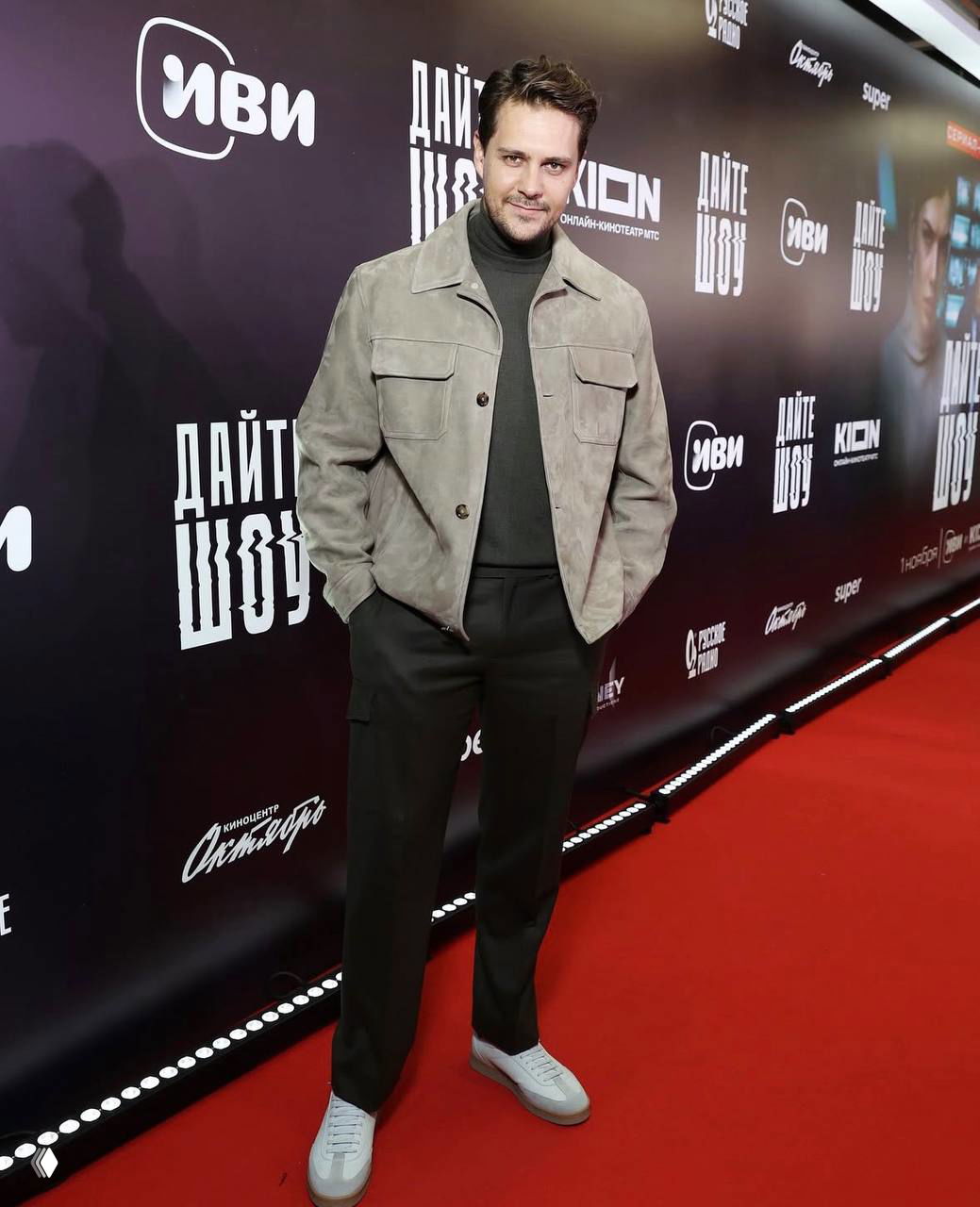 Милош Бикович на премьере фильма «Дайте шоу», красная дорожка, неформальный образ в замшевой куртке и фирменный фон мероприятия.