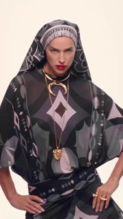 Ирочка Шейк в рекламе Emilio Pucci: крупный портрет в графичном платке, с ярким макияжем и золотыми украшениями.