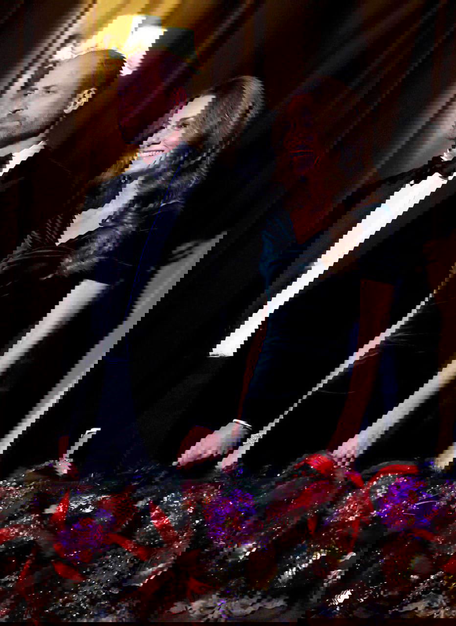 Принц Уильям и принцесса Кэтрин в вечерних нарядах на Royal Variety; Кэтрин в тёмно‑зелёном бархатном платье, общий портрет.